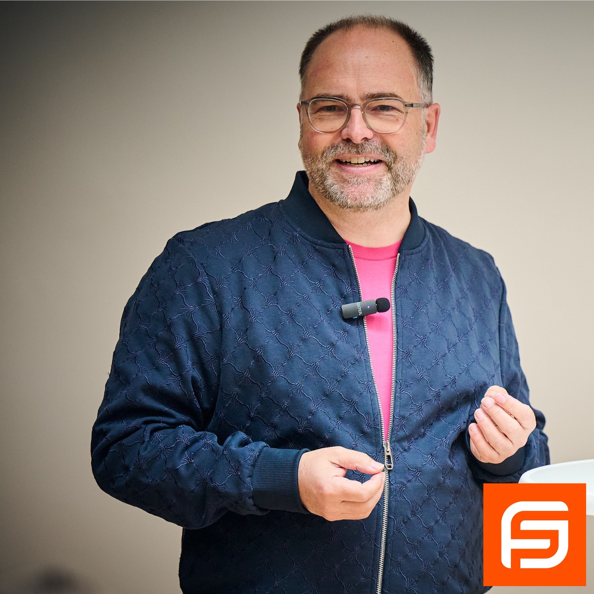 Frank Schmidt redet auf der Bühne